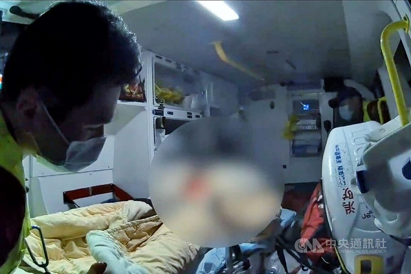 呂姓男子15日晚間持刀朝1女子連砍多刀，女子到超商求救，警方前往呂男住處發現他疑自戕昏迷，2人送醫後暫無生命危險，員警依殺人未遂罪嫌偵辦呂男。（翻攝照片）（請珍惜生命。自殺防治專線（24小時）：0800-788-995；生命線：1995。）中央社記者吳睿騏桃園傳真　114年9月16日   