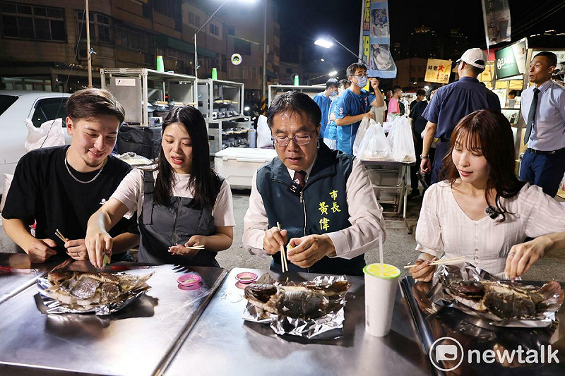 台南市長黃偉哲表示：「台南能夠入選《Time Out》亞洲十大街頭美食城市，前面有馬來西亞檳城、越南河內、新加坡、印度孟買、泰國清邁，第六名就是台南，全台灣唯一入選，這是對我們在地美食的無庸置疑的肯定。」   圖：台南市政府提供