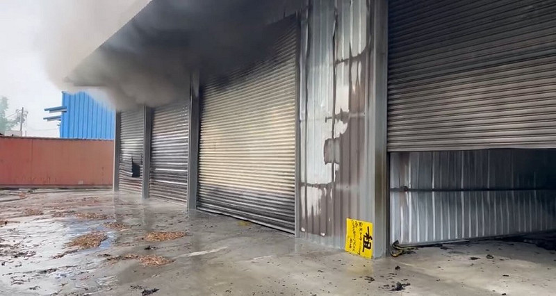 高雄市大寮區保福路一處鐵皮廠房16日上午火警，無人傷亡。該處疑為製毒工廠，已被屏東檢警、調查局南機站鎖定。（高雄市政府消防局提供）中央社記者黃郁菁傳真 114年9月16日   