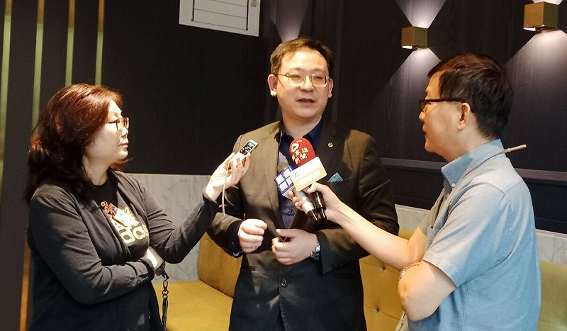 陳昱璁(中)表示麗尊酒店集團將轉向輕資產經營,專注品牌價值與多元化發展。 圖:孫家銘攝
