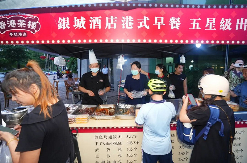 廣東省東莞市五星級飯店「銀城飯店」在門前設置攤位。   圖：翻攝東莞陽光網