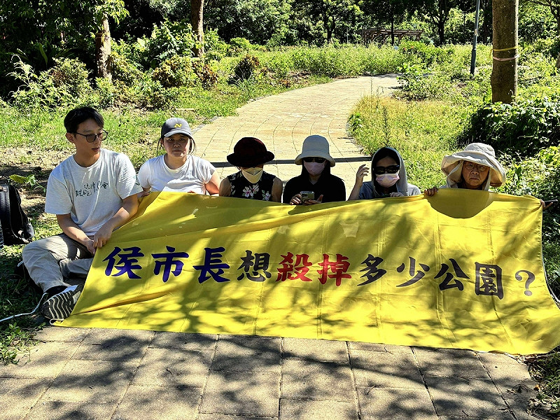 時代力量聲援在地居民，今日前往淡海新市鎮公七公園與居民並肩抗議。   圖：時代力量提供