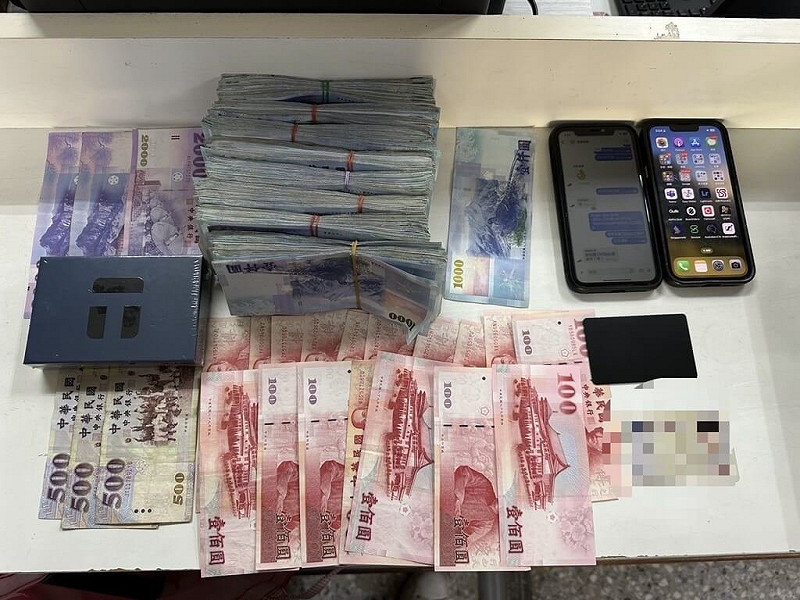 台南市警察局善化分局破獲假投資虛擬貨幣詐騙集團，陸續逮捕16人到案，且查扣手機、現金等相關證物。（台南市警察局提供）中央社記者張榮祥台南傳真　114年9月17日   