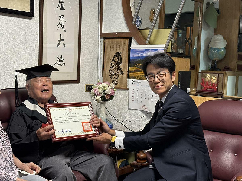 92歲白色恐怖受難者趙清淵（左），接受淡江大學學生事務處生活輔導組虢恕仁組長(右)頒贈榮譽畢業證書。   圖：國家人權博物館提供