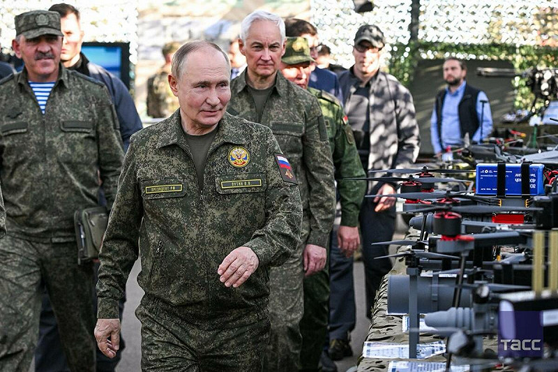 普丁參觀「Zapad-2025」軍事演習。   圖：翻攝自 X《Recon & surveillance》