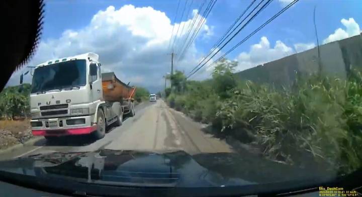 民眾提供行車紀錄器拍攝的影片，美濃大峽谷新吉洋段案場附近，路上有一整排砂石車。   圖：孫家銘翻攝