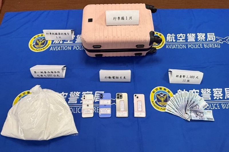 關務署台北關與航空警察局安全檢查大隊5月間，在桃園國際機場第一航廈檢查自香港轉機入境來台的美國籍女嫌犯託運行李，發現夾藏重達4.237公斤毒品，經鑑驗為第一級毒品海洛因。（航空警察局提供）中央社記者吳睿騏桃園機場傳真　114年9月17日   