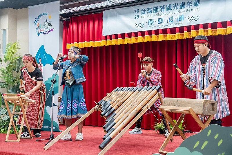 開幕表演由來自谷關的泰好玩打擊樂團與口簧琴工藝師鄭汝芝帶來泰雅族樂音表演。   圖：交通部觀光署／提供