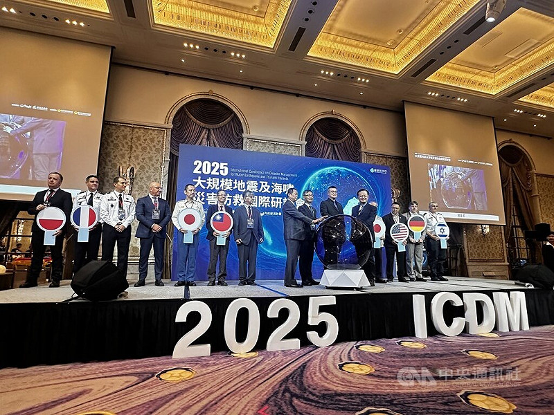 內政部消防署與台北市政府合辦「2025大規模地震及海嘯災害防救國際研討會」，包含內政部政務次長馬士元（前右2）、消防署長蕭煥章（前右）、台北市副市長張溫德（前左2）及各國政府及專家代表出席。圖為會前大合照。中央社記者劉建邦攝　114年9月17日   