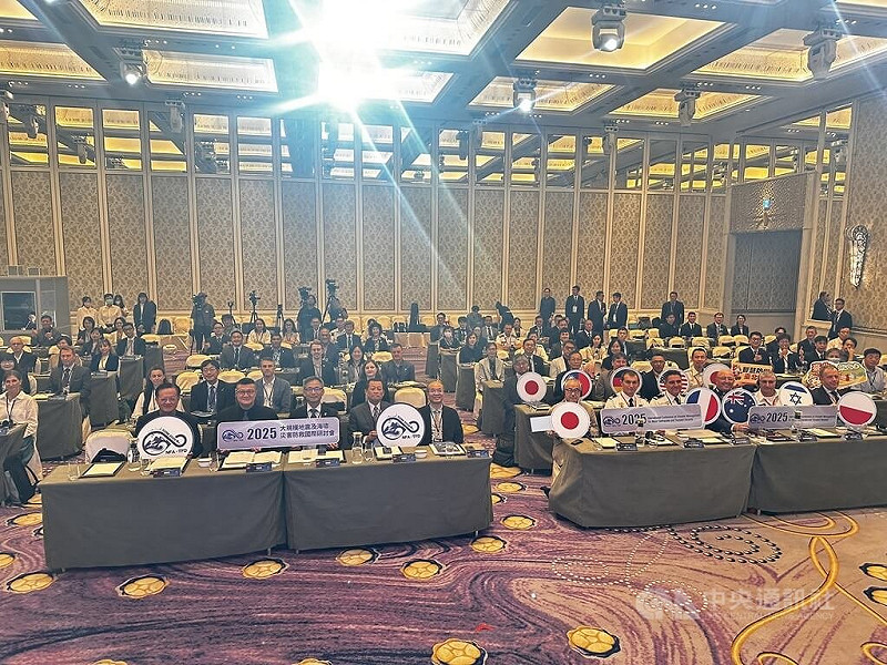 「2025大規模地震及海嘯災害防救國際研討會」登場，由內政部消防署及台北市政府合辦，是首次以討論地震海嘯災害的研討會，並邀請各國專家政府代表與會討論。圖為會前大合照。中央社記者劉建邦攝　114年9月17日   
