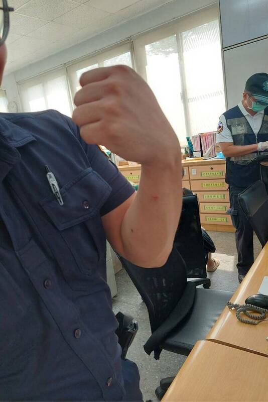 多名員警都遭女子攻擊而受傷。   圖：岡山警方提供