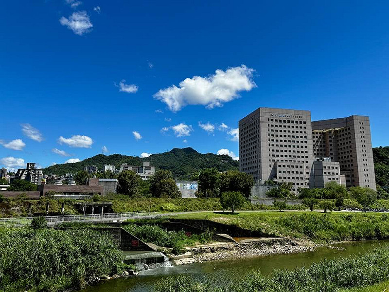 前中央氣象局長鄭明典指出，「台北很熱！」主要原因是明顯的東風過山沉降，讓東方的雲飄入台北盆地就消散，帶來大藍天。   圖：取自鄭明典臉書