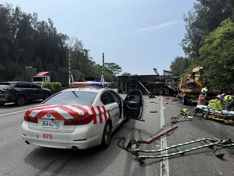國道3號南下新竹路段，17日中午發生大貨車與拖吊車碰撞翻覆事故，新竹市警消獲報到場，拖吊車駕駛躺在路肩失去生命跡象，大貨車駕駛受擦挫傷、意識清楚；2人均由救護車送醫。（新竹市消防局提供）中央社記者魯鋼駿傳真　114年9月17日   