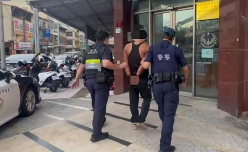 高雄陳姓男子（中）因不滿吳姓前女友與其他男子見面，懷疑吳女是出軌才分手，114年7月25日竟持棍當街追打，致吳女一度命危；警方獲報後2小時內將陳男拘提逮捕到案，全案依殺人未遂罪嫌起訴，並建請高雄地方法院從重量刑，以維法治。（高市三民一警分局提供）中央社記者洪學廣傳真　114年9月17日   