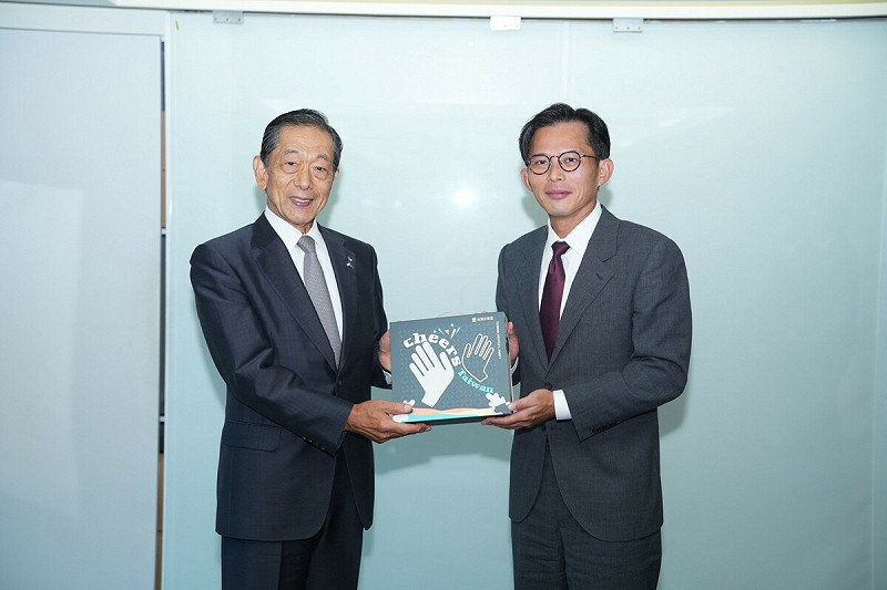 日台交流協會會長隅修三（左）16日拜會民眾黨主席黃國昌（右）。   圖：民眾黨 / 提供