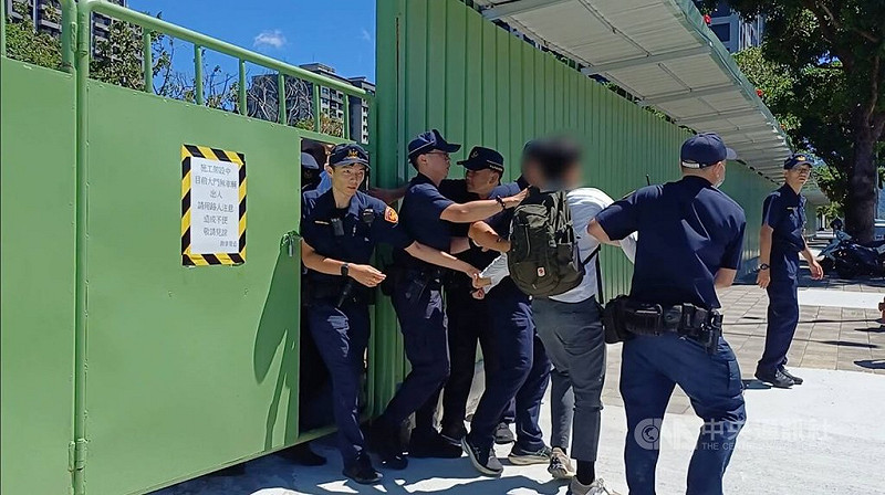 新北市政府將在「淡水公七公園」興建警消大樓，當地有居民自發組成自救會，17日與台灣樹人會及時代力量黨、綠黨多人17日進入工地靜坐抗議，遭警方逮捕送辦。（翻攝照片）中央社記者王鴻國傳真　114年9月17日   