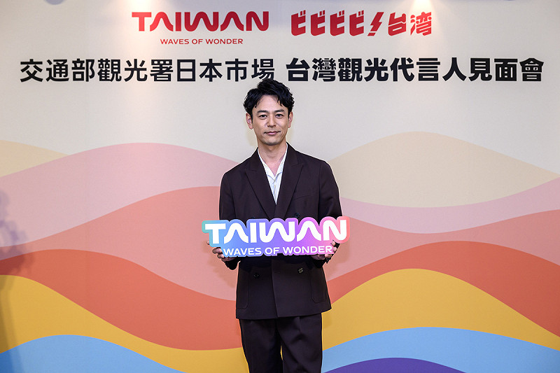 觀光署今年再度邀請妻夫木聰擔任代言人，這次拍攝的年度主題影片，將會特別走訪台南和高雄，並在行程中的分享真切體驗和感想，宣傳片預計在十月中旬與大家見面。   圖：觀光署／提供