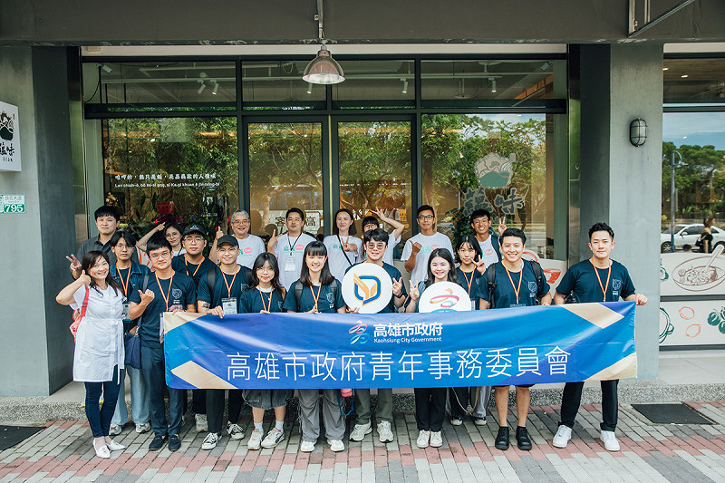 高雄市青年事務委員會與嘉義縣青年諮詢委員會，展現跨縣市交流的愉快氛圍。   圖：高雄市青年局/提供