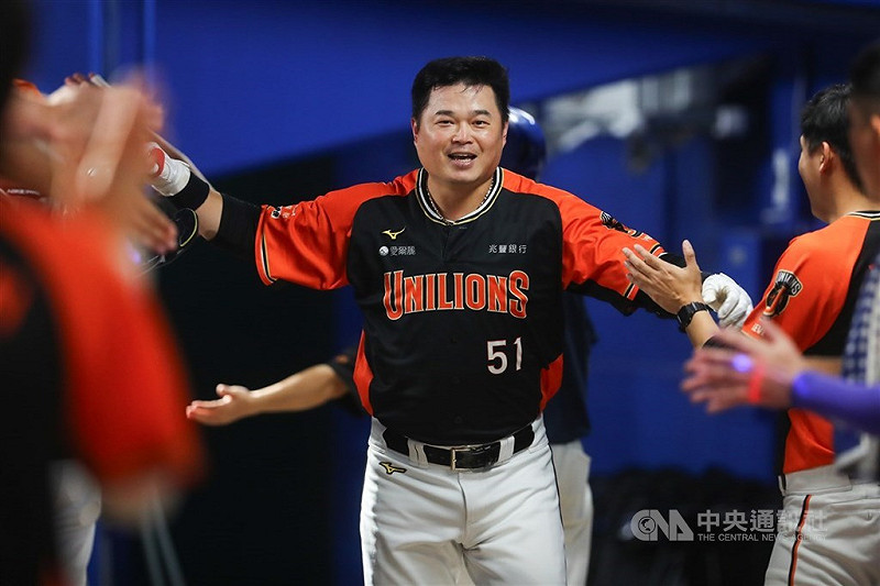 中華職棒統一獅隊41歲老將胡金龍（圖）將於20日舉辦引退賽，且目前離生涯千場出賽只差6場，不過總教練林岳平17日表示，引退賽後胡金龍仍會持續下場比賽。（中央社檔案照片）   