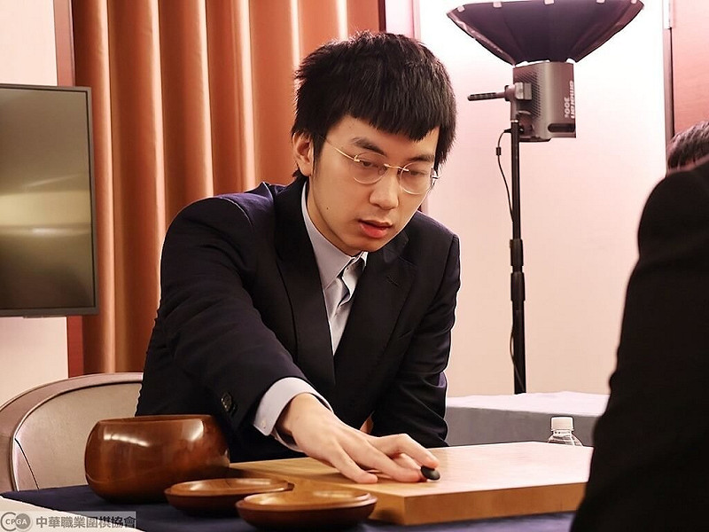 第15屆圍棋友士盃十段頭銜挑戰賽首度移師台南舉行，力拚8連霸的台灣名將許皓鋐（圖）17日以1.5目之差擊敗對手，順利在首局拿下勝利。（海峰棋院提供）中央社記者陳容琛傳真　114年9月17日   
