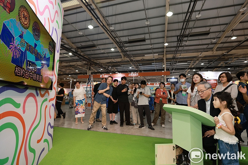 文化部長李遠與小朋友一起體驗「台中主題城市館」展示的互動遊戲裝置。   圖：唐復年/攝