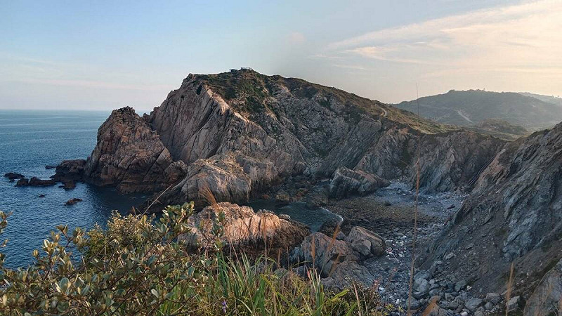 東洋山步道沿途經過鬼斧神工的海蝕地形，大自然的力量令人讚嘆。   圖：孫家銘攝