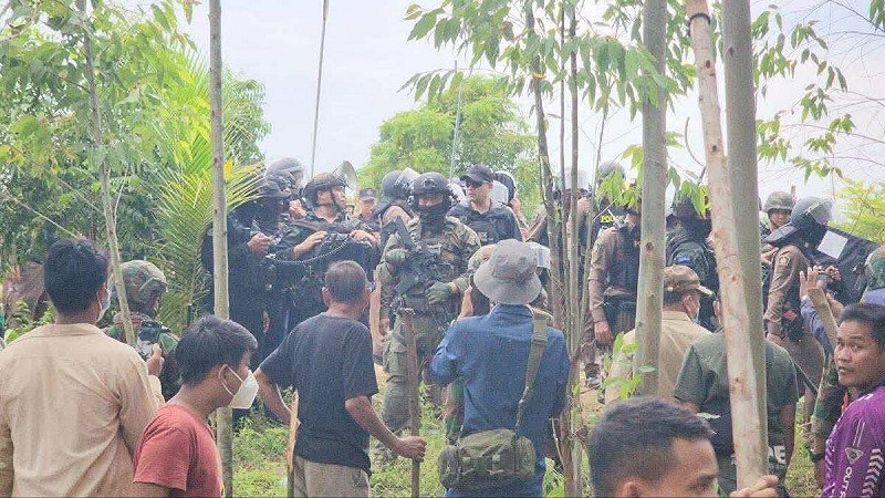 泰國防暴警察入侵柬埔寨波羅河沿岸，向柬埔寨人民發射催淚瓦斯和橡皮子彈。   圖：翻攝自Ｘ／@idkwhyyyv