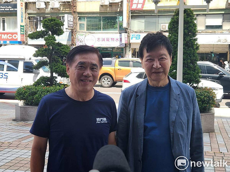 台北前市長郝龍斌在中廣前董事長趙少康陪同下現身國民黨中央領表。   圖：黃建豪/攝