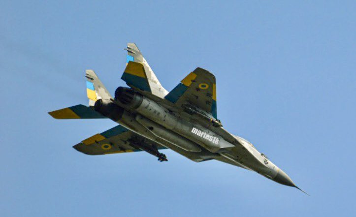 烏克蘭空軍米格-29「支點」戰鬥機執行打擊任務，機翼下方各掛載一枚法國AASM「錘」式導引炸彈。   圖：翻攝自 X  OSINTtechnical