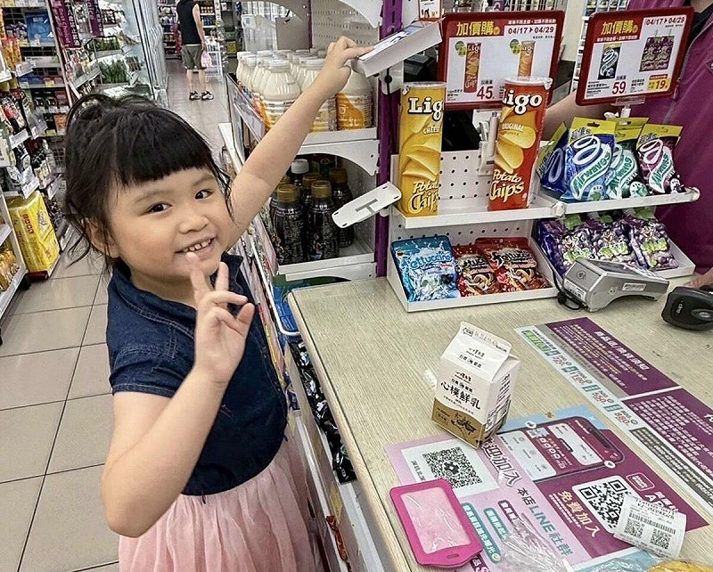 乳品日當週符合資格的學童可兌換2瓶鮮奶或豆漿。   圖：台北市教育局／提供