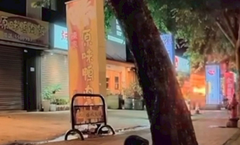 新竹縣消防局18日表示，新竹縣竹北市1家串燒酒場的黃姓員工17日在更換卡式爐瓦斯罐，疑因操作不慎氣爆，現場冒出火光，造成黃姓員工受傷，已送醫治療、無生命危險。（民眾提供）中央社記者郭宣彣傳真 114年9月18日   