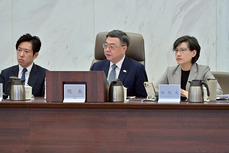 行政院長卓榮泰說，民眾購買電動車輛減免貨物稅及使用牌照稅的規定，將在今年12月31日屆期，為達成2030年運距電動化階段性的目標，以及實現2050淨零碳排願景，這次的修正延長相關優惠到2030年12月31日。   圖：行政院提供