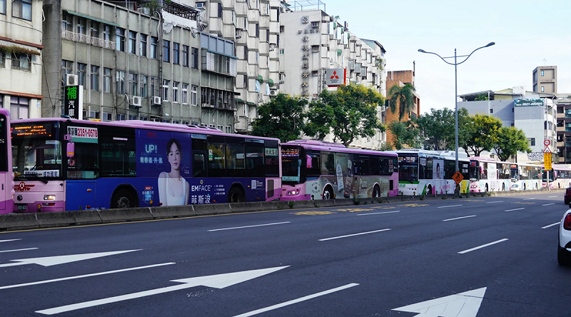 昨日下午3時羅斯福路五段往圓環的方向出現漫長的公車接龍，相當壅塞。   圖：翻攝自Threads
