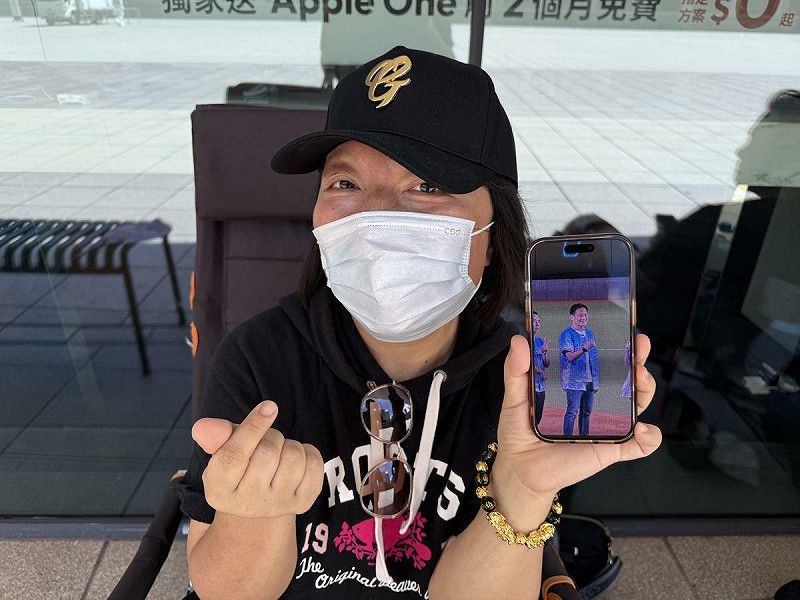 第二名果粉陳小姐，今天早上8點就到場排隊，她不只是忠實果粉，更是鐵打的富邦悍將粉，更超級喜歡Fubon Angels，常常進場看球。   圖: 台灣大/提供