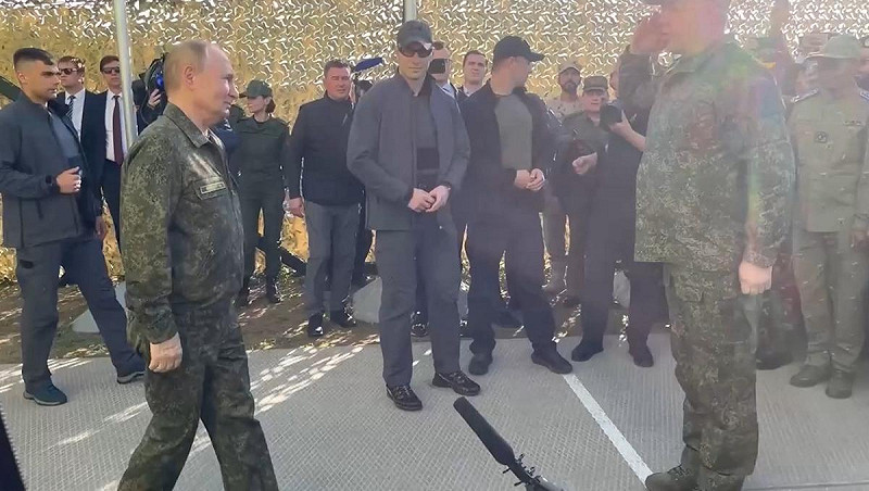 俄羅斯總統普丁於17日親自向受邀參與白俄羅斯「Zapad-2025」聯合軍事演習的各國軍官致謝。   圖：翻攝自 Ｘ 帳號 @ranbow7852