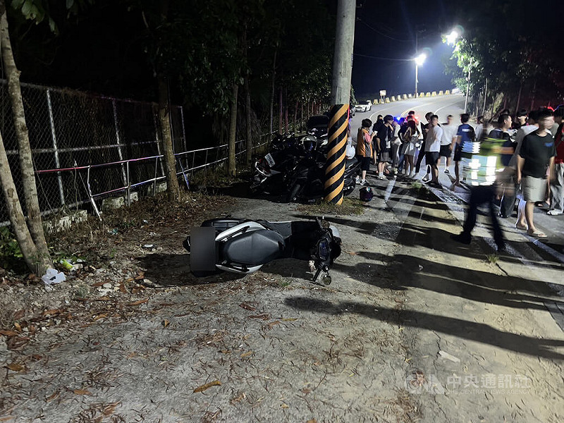 黃姓男子17日晚間騎機車行經台中霧峰區吉峰東路，疑因過彎失控，碰撞路旁停放的6輛機車，並造成黃男及看夜景的民眾共6人受傷，肇事原因待警方調查釐清。（翻攝照片）中央社記者蘇木春傳真  114年9月18日   