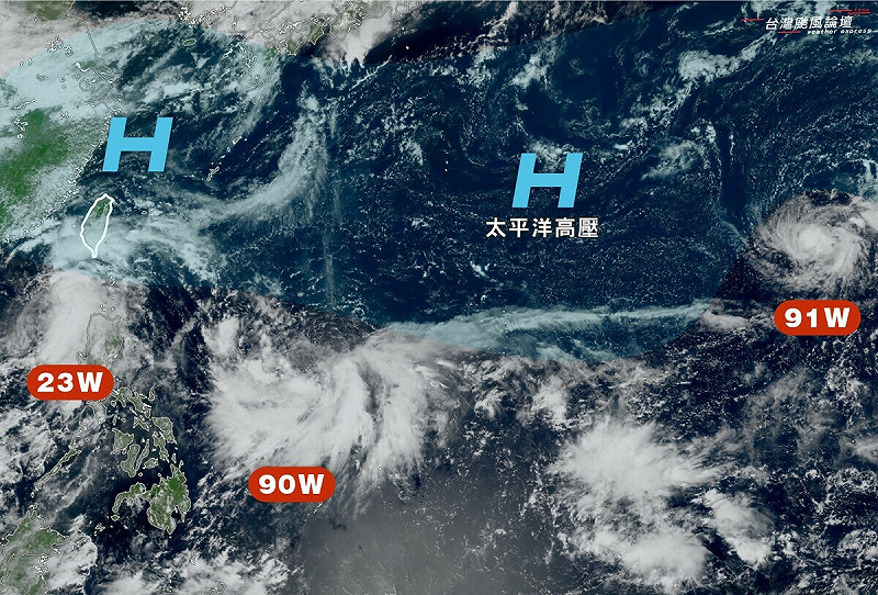 目前海面上有3個熱帶性低氣壓TD20、TD21、TD22，都有可能在今(18)天或明(19)天成颱，但目前誰會先成第一個颱風「米塔」還沒有定數。   圖：取自台灣颱風論壇