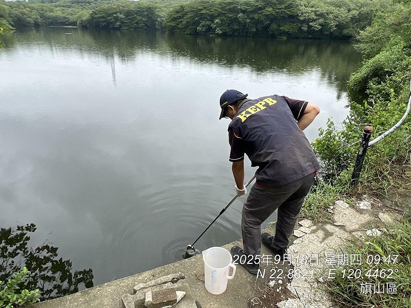 高市環保局至麗湖進行水質採樣。   圖：高雄市環保局/提供