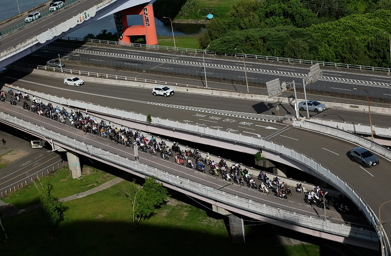 今日7時50分福和橋機車道嚴重塞車。   圖：取自Threads