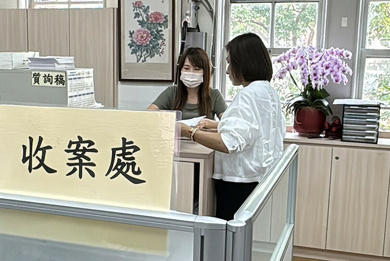 邱議瑩(右)完成《土石採取法》修正案連署，率先將修正草案送入議事處。   圖：邱議瑩辦公室/提供