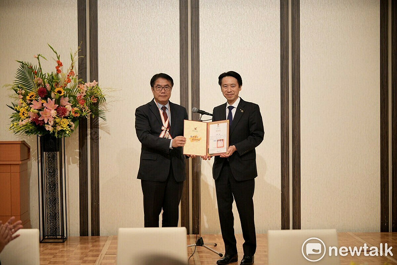 台南市遭逢颱風丹娜絲襲擊，友誼市山形市各界發起為台南市募款賑災，台南市長黃偉哲應邀造訪山形市時，代表台南市民當面感謝山形市各界的溫暖扶持，特與捐款代表會面，並頒發感謝狀，表達深厚的感激之情。   圖：台南市政府提供