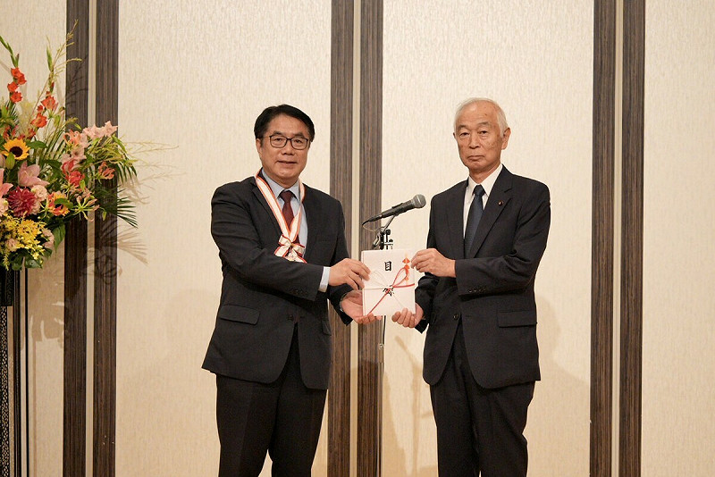 台南市遭逢颱風丹娜絲襲擊,友誼市山形市各界發起為台南市募款賑災,台南市長黃偉哲應邀造訪山形市時,代表台南市民當面感謝山形市各界的溫暖扶持,特與捐款代表會面,並頒發感謝狀,表達深厚的感激之情。 圖:台南市政府提供