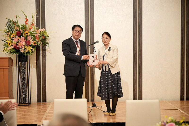 台南市遭逢颱風丹娜絲襲擊,友誼市山形市各界發起為台南市募款賑災,台南市長黃偉哲應邀造訪山形市時,代表台南市民當面感謝山形市各界的溫暖扶持,特與捐款代表會面,並頒發感謝狀,表達深厚的感激之情。 圖:台南市政府提供