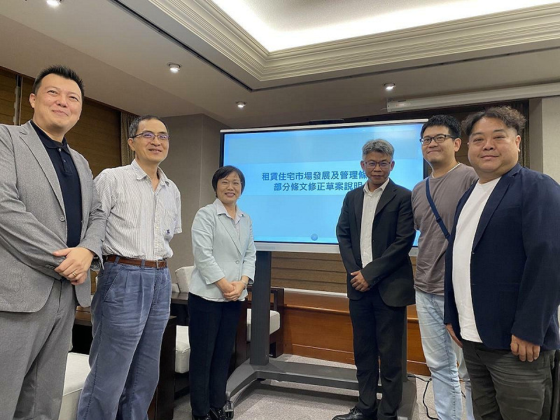 內政部18日就租賃專法修法邀請相關團體座談，包括中華民國租賃住宅服務商業同意公會全國聯合會理事長劉貞君、勞工陣線秘書長楊書瑋、房東代表、中華民國租賃住宅房東服務總會理事長陳柏勳、崔媽媽基金會執行長呂秉怡等人。他們也於會後陪同內政部長劉世芳、地政司司長林家正出席記者會。   圖：林朝億/攝