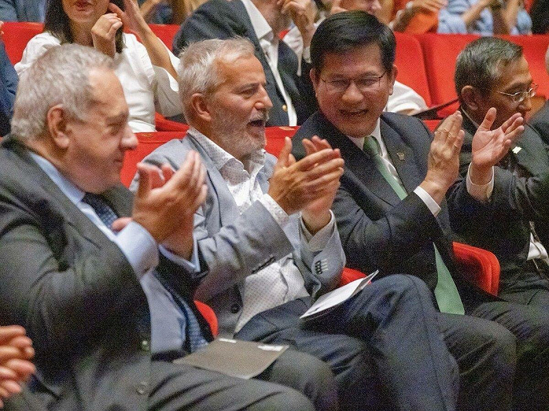 外交部長林佳龍與義大利眾議員歐希尼(Andrea_Orsini_,左一)及狄巴爾巴(Mauro_Del_Barba,左二)共同欣賞「優人神鼓」的演出。 圖:外交部提供 外交部長林佳龍與義大利眾議員歐希尼(Andrea_Orsini_,左一)及狄巴爾巴(Mauro_Del_Barba,左二)共同欣賞「優人神鼓」的演出。 圖:外交部提供