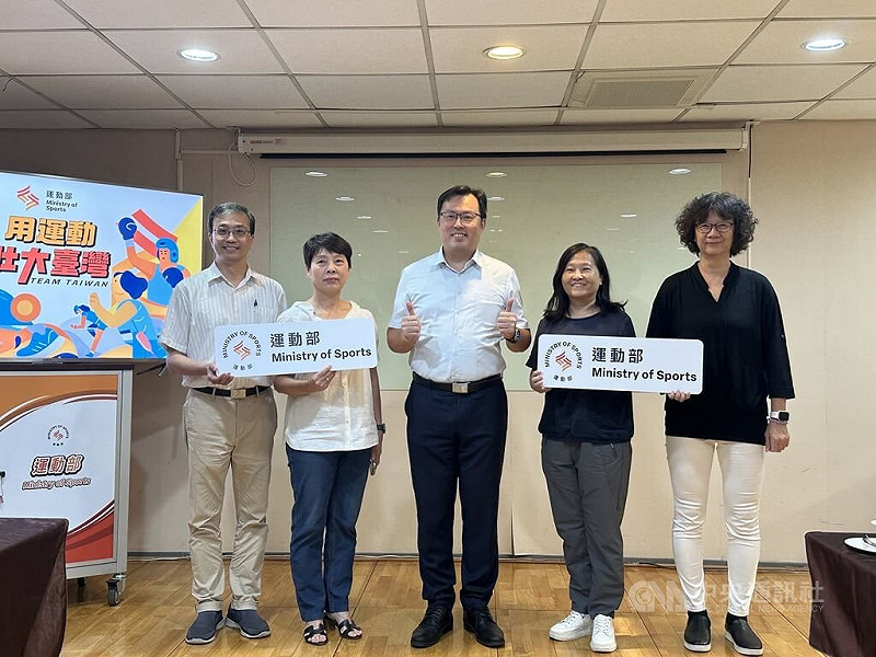 運動部9日正式掛牌，政務次長鄭世忠（中）18日帶領4名司長亮相，包括產業及科技司長王詔民（左）、競技運動司長謝富秀（左2）、設施規劃司長蔡文娟（右2）、綜合規劃司長許馨文（右）。中央社記者黎建忠攝  114年9月18日   