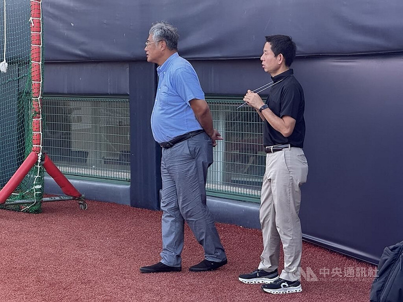 日本職棒北海道日本火腿鬥士隊高層木田優夫（左）18日到訪天母棒球場，觀察中職味全龍隊投手徐若熙先發狀況，木田優夫強調，台灣有魅力的選手非常多，也會持續追蹤台灣選手。中央社記者楊啟芳攝　114年9月18日   