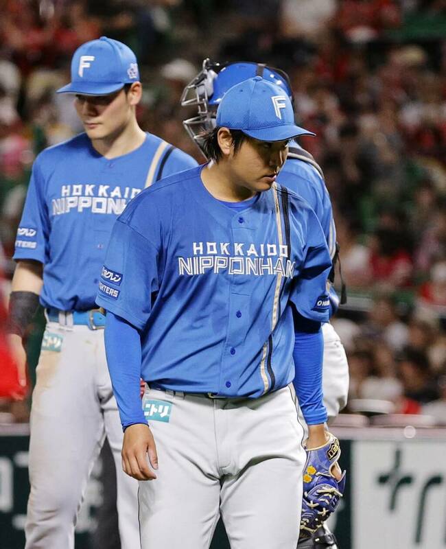 日職北海道日本火腿鬥士隊「台灣金孫」古林睿煬（前）18日重返一軍，用21球投0.1局，被敲出2支安打，投2次保送，失掉2分。（共同社）   