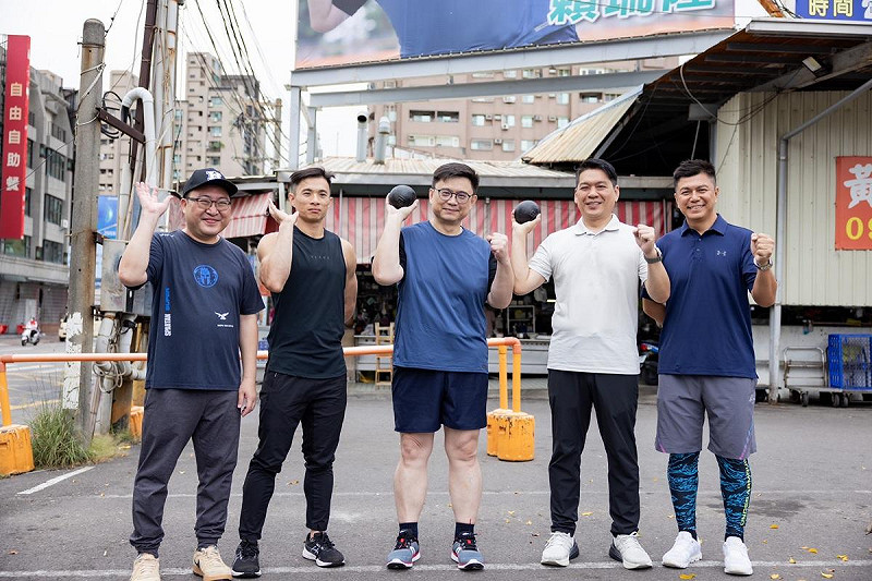 李柏毅(右二)、黃文志(右一)、黃彥毓(左一)及王昱翔(左二)現身支持賴瑞隆(中)。   