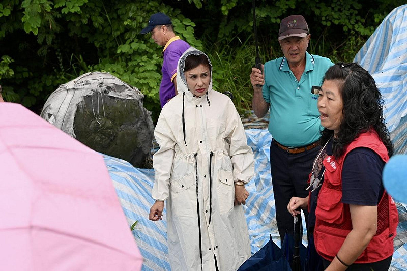 邱議瑩(左一)邀集相關到馬頭山現場會勘廢棄物處理進度。   圖：邱議瑩辦公室/提供